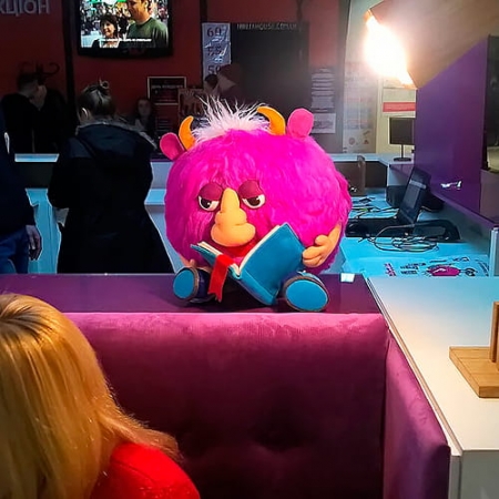 Brand mascot for Yakaboo.